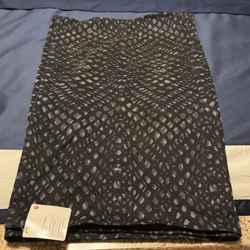 lululemon athletica Black and White neck warmer